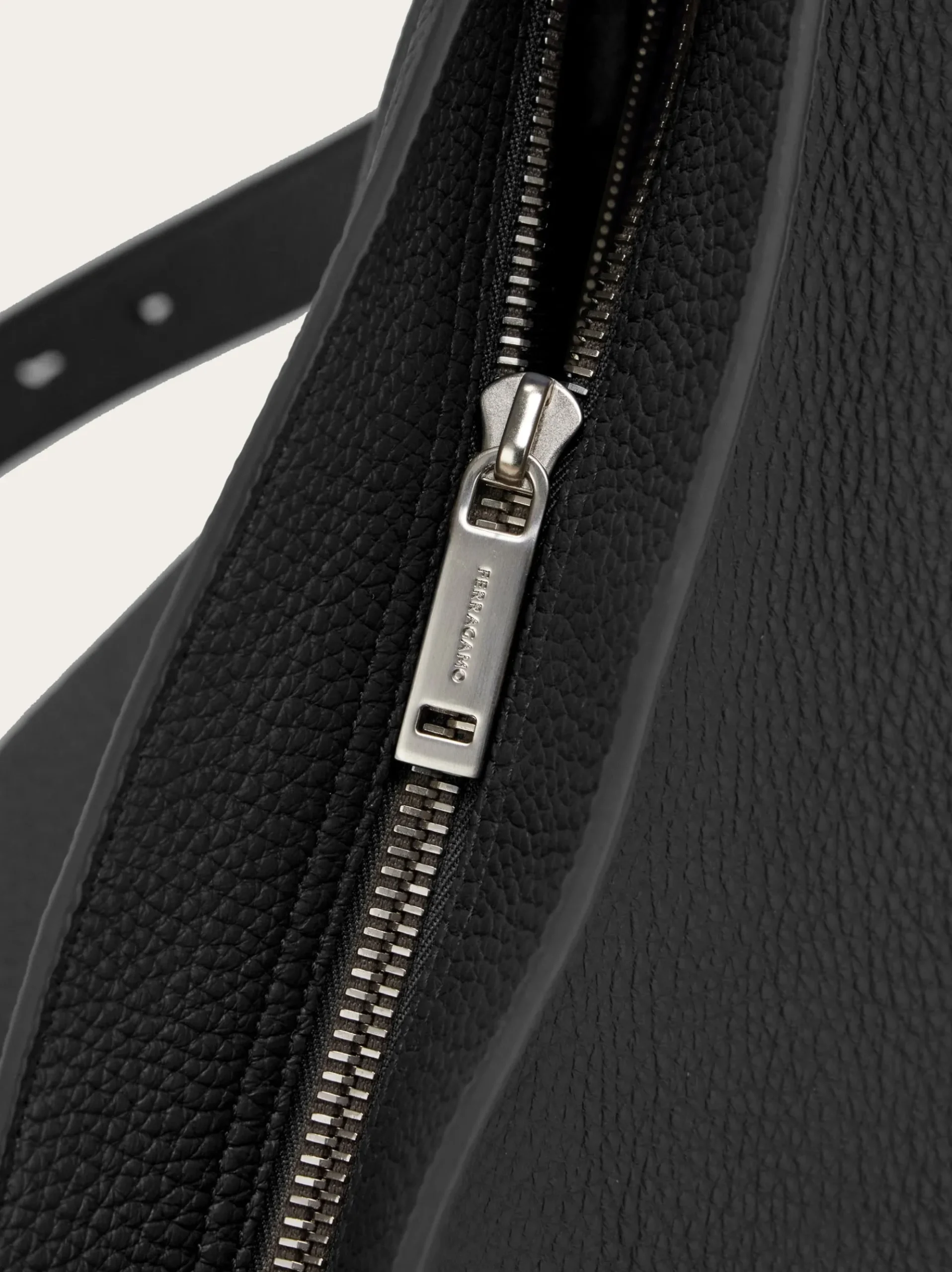Hug buckle slingbag (M) - Men