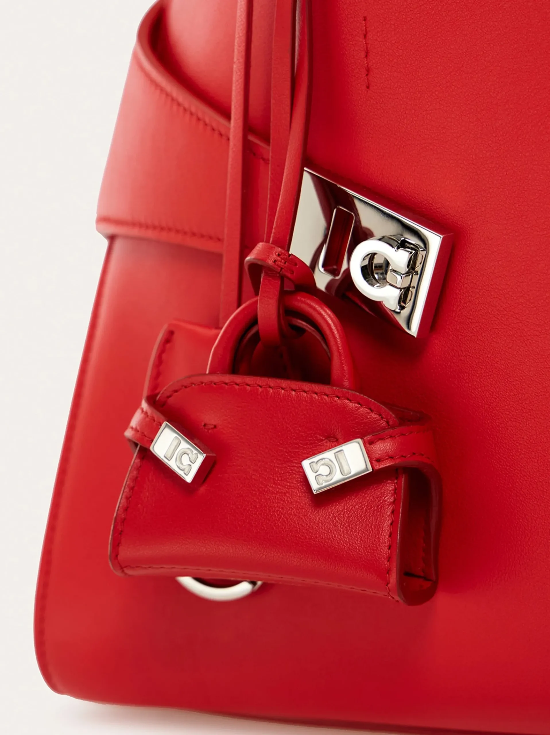 Hug mini charm - Women