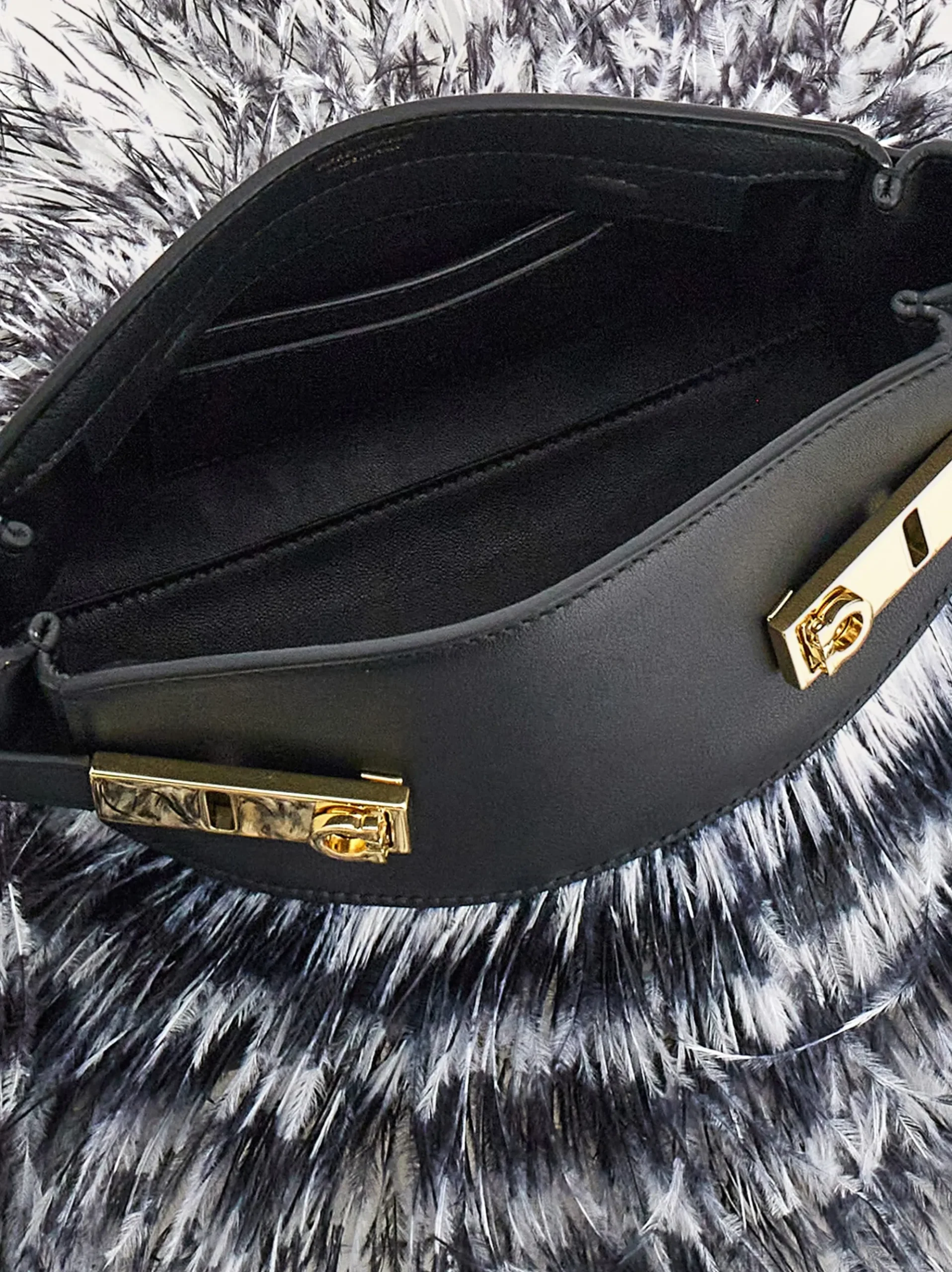 Hug Soft crossbody bag with feathers (XS) - Women