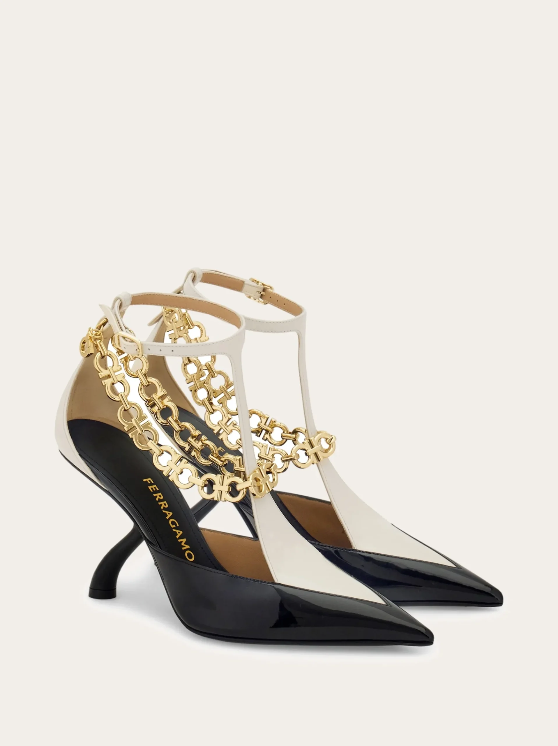 S-shaped heel pump with Gancini chain - Women