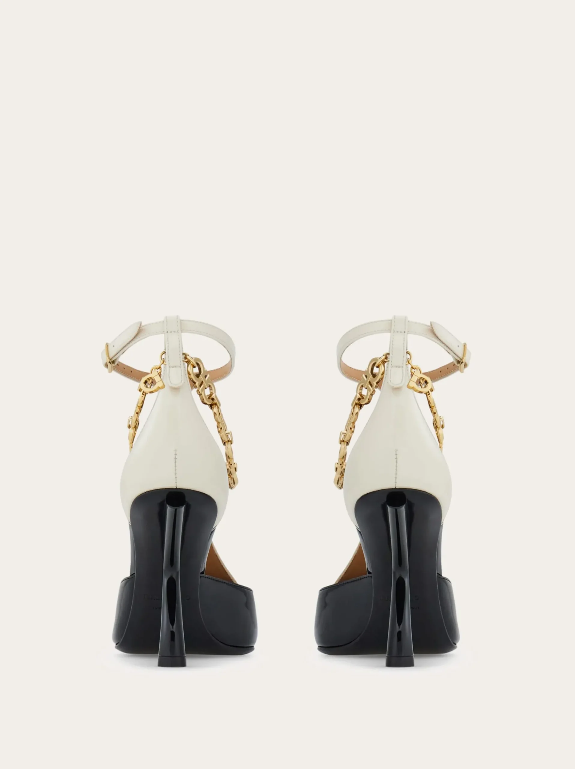 S-shaped heel pump with Gancini chain - Women